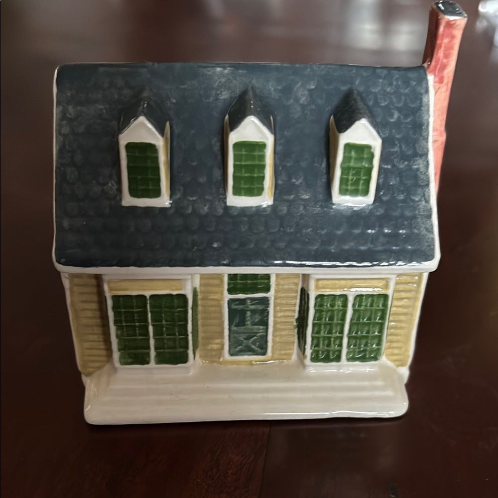 Charming Williamsburg Delft  Figurine
